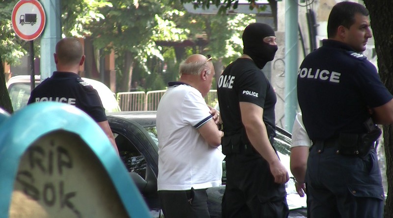 Задържането е заради притежание и разпространение на наркотици