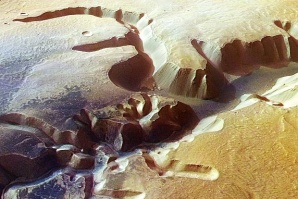 Замръзване на въглероден диоксид е оформило каньоните на Марс
