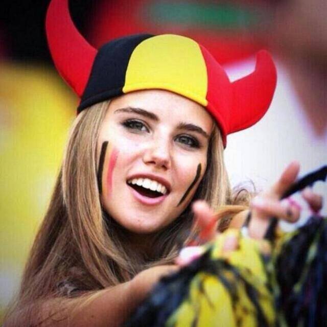 Белгийска футболна фенка влиза в модата