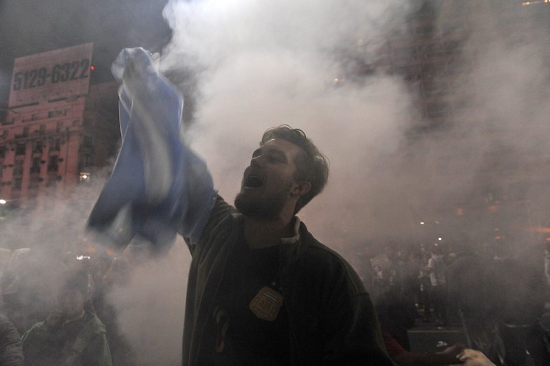 Полицията използва водни оръдия и сълзотворен газ при размириците в Буенос Айрес след финала на Световното първенство