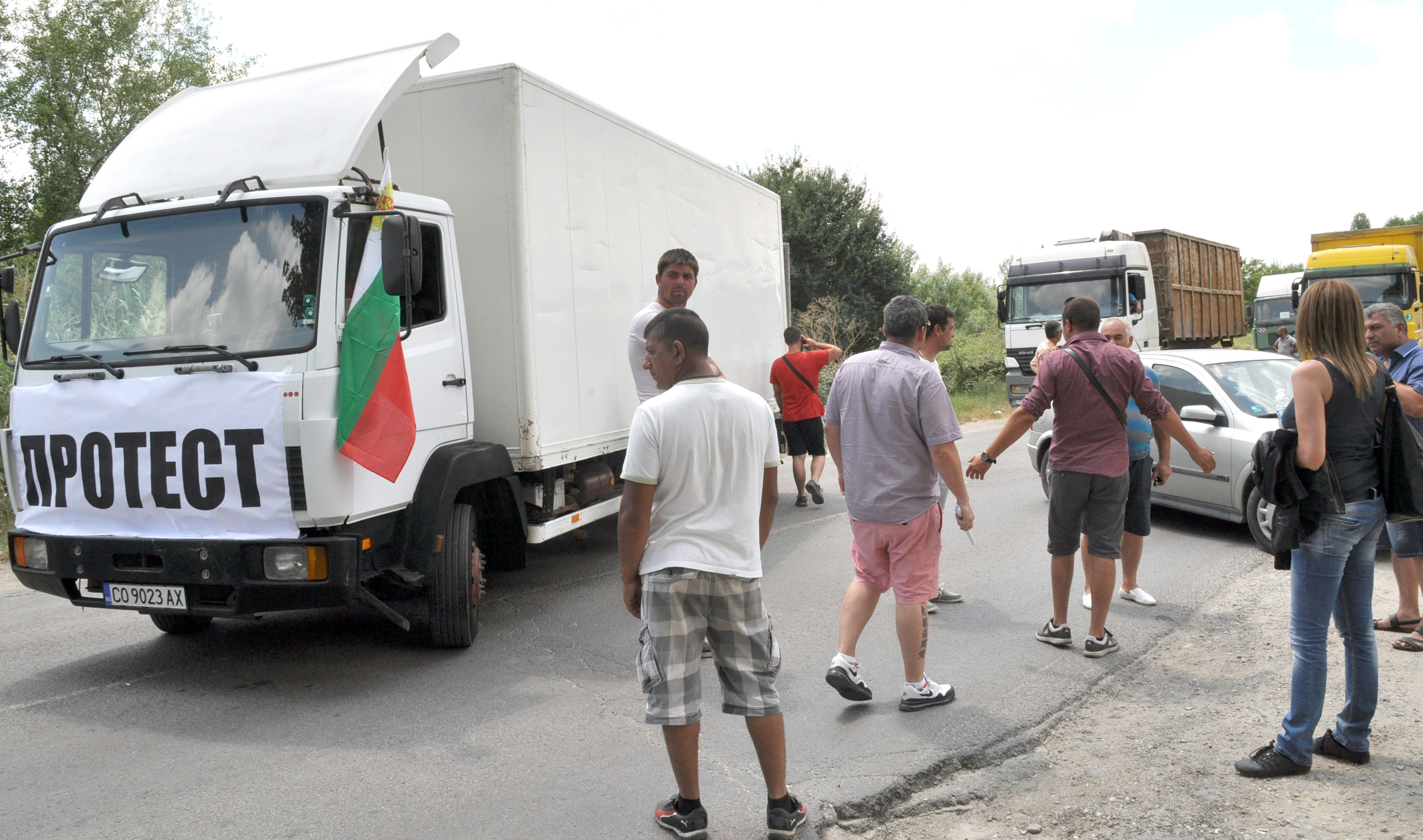 Представители на фирми, изкупуващи метали, блокираха с камионите си международен път ”Е-80” на КГПП Капитан Андреево