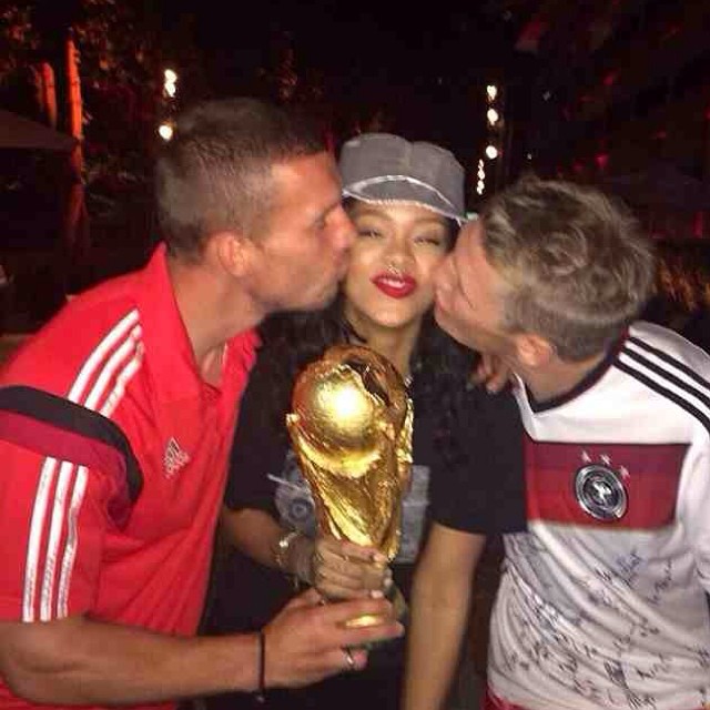 Риана отпразнува победата с отбора на Германия