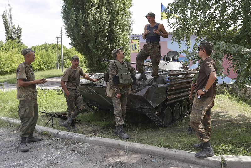 Порошенко: Руски офицери воюват срещу украинската армия