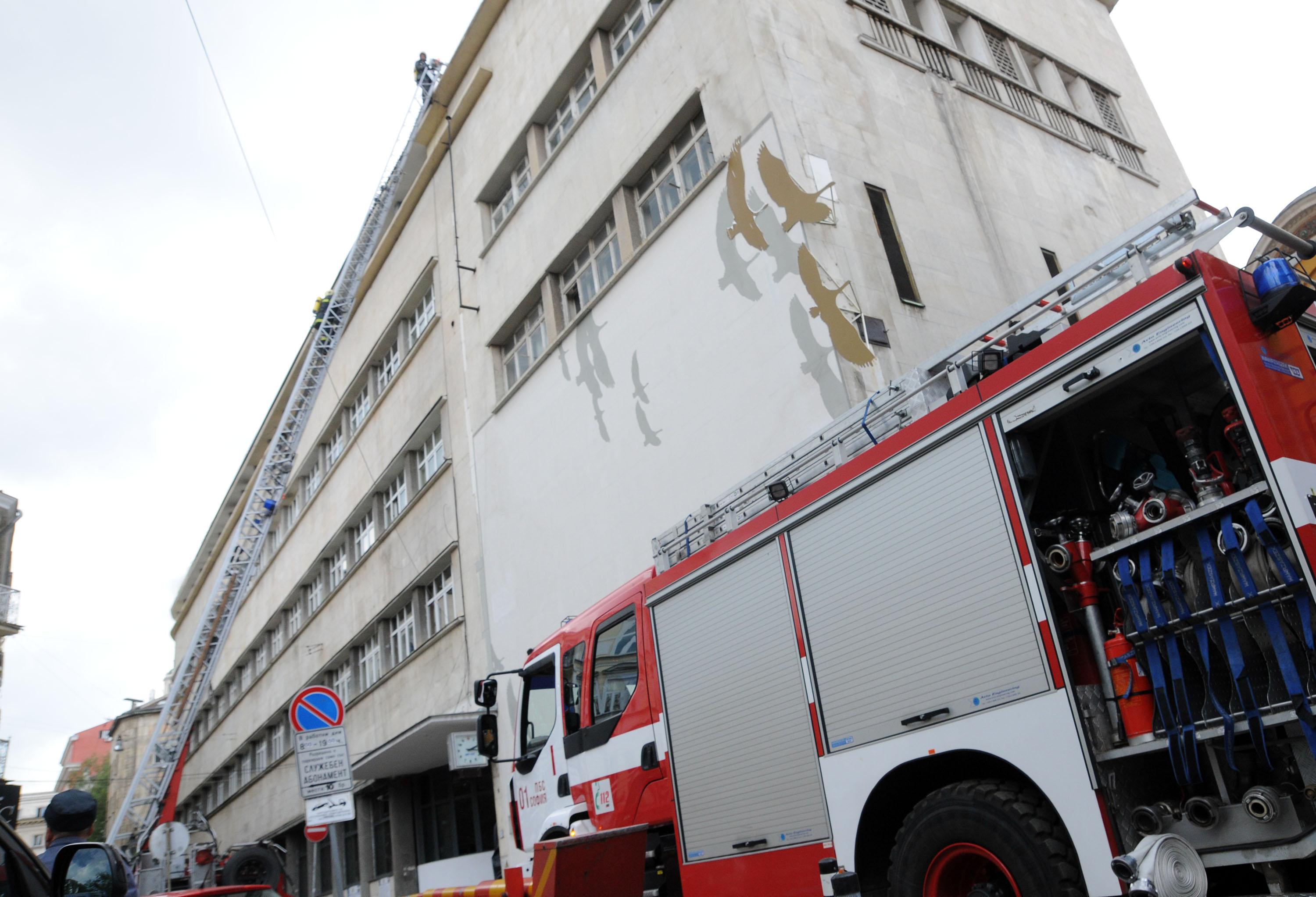 Евакуираха хора при пожар в общинска сграда в София