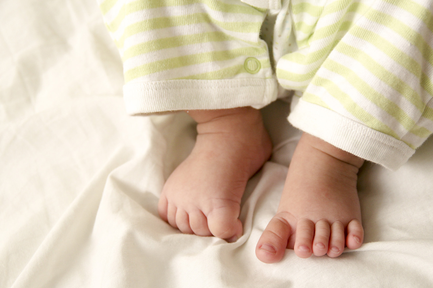 Гей двойка се пребори да извади акт за раждане на детето си