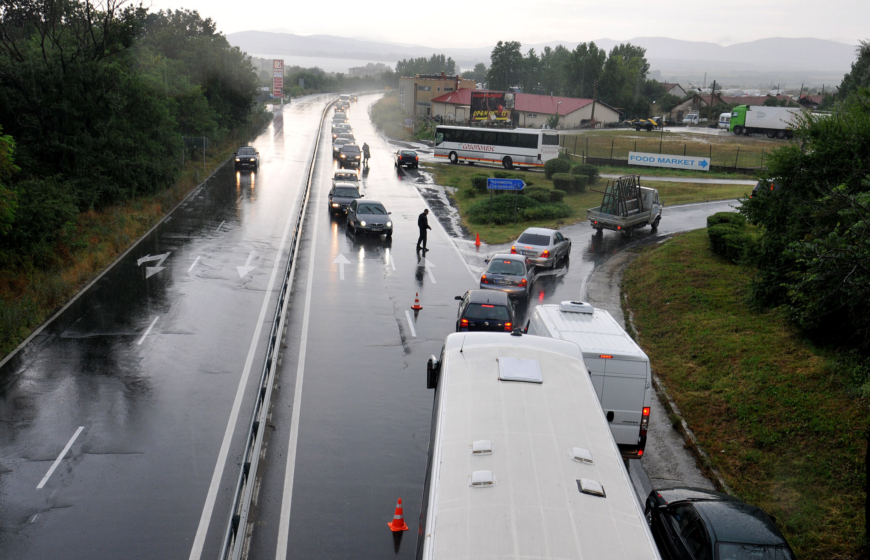 Порой затвори важни пътища на юг от Бургас
