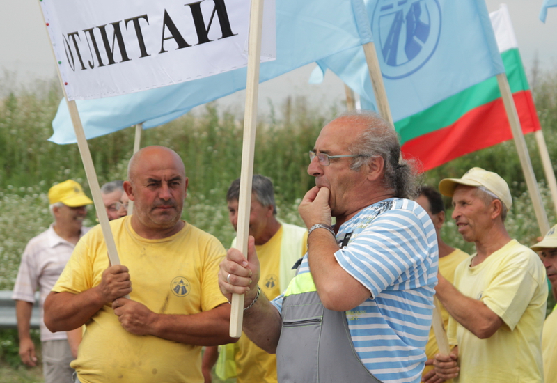 Строителите от ”Автомагистрали - Черно море” протестират