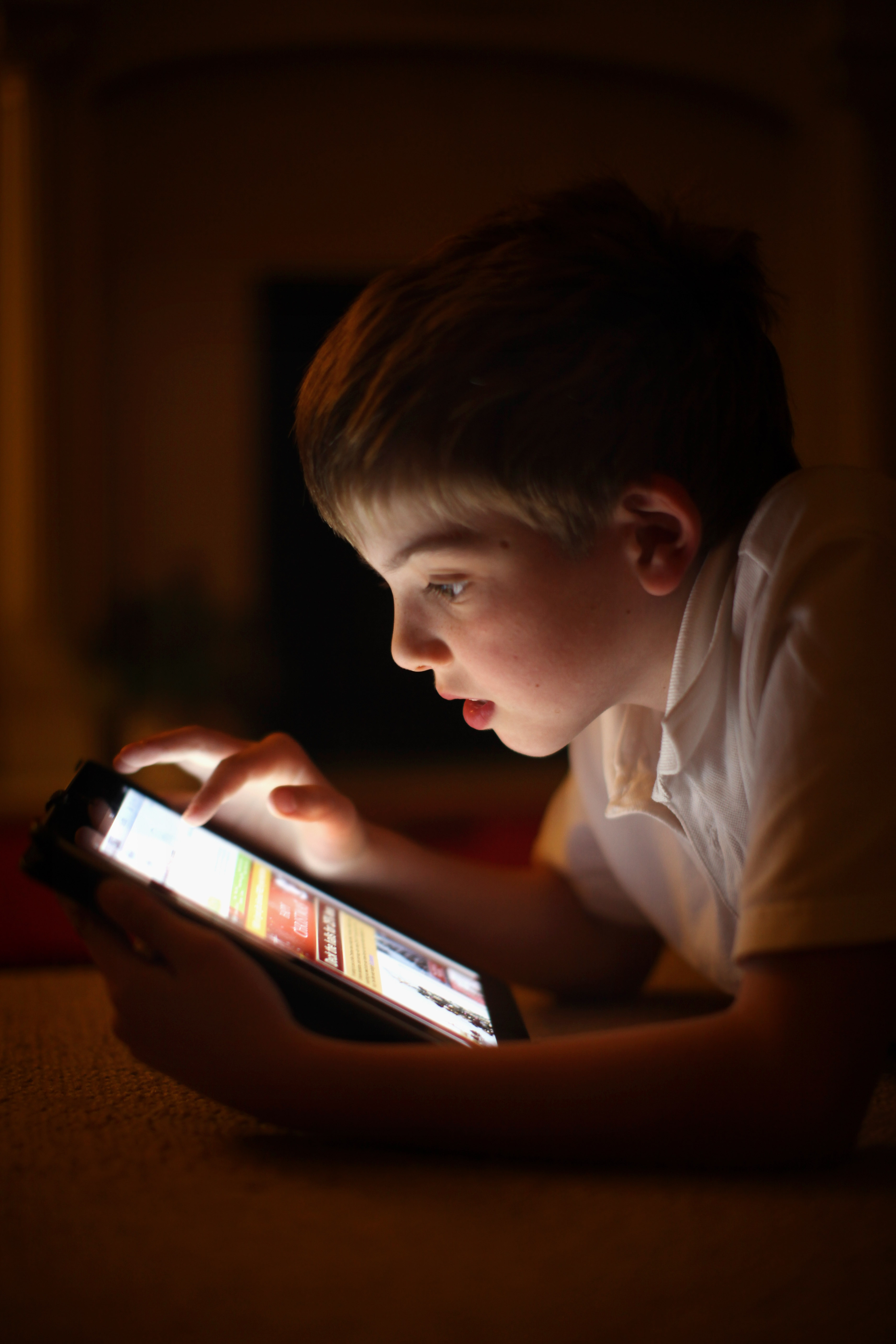 Децата, които имат смартфони и таблети, но не ги използват вечер, спят много по-добре
