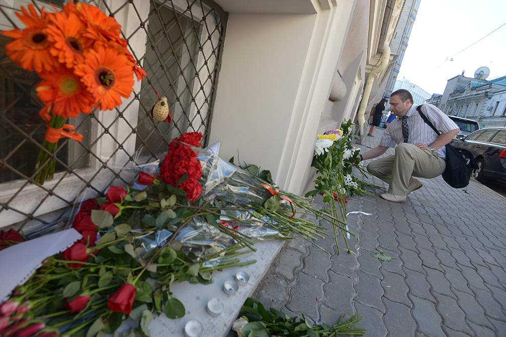 Холандското посолство в Москва. Цветя в памет на загиналите в малайзийския пътнически самолет
