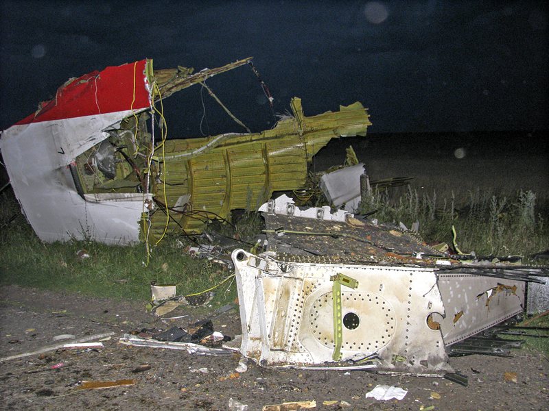 Останки от самолета, свален над Източна Украйна