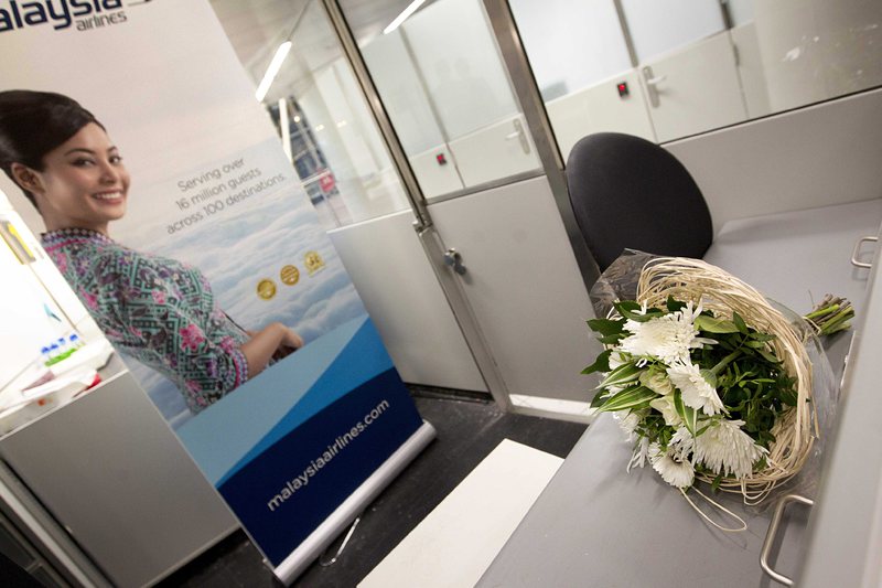 Цветя пред затворено бюро на Малайзийските авиолинии