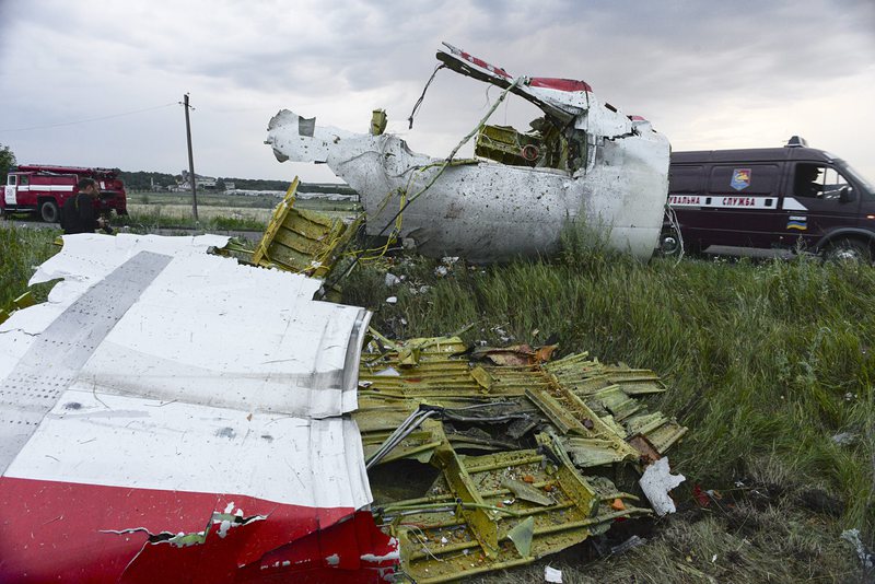 Основна версия: Самолетът с 298 души е свален над Украйна