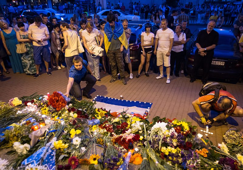 В Киев положиха цветя в памет на жертвите от сваления самолет
