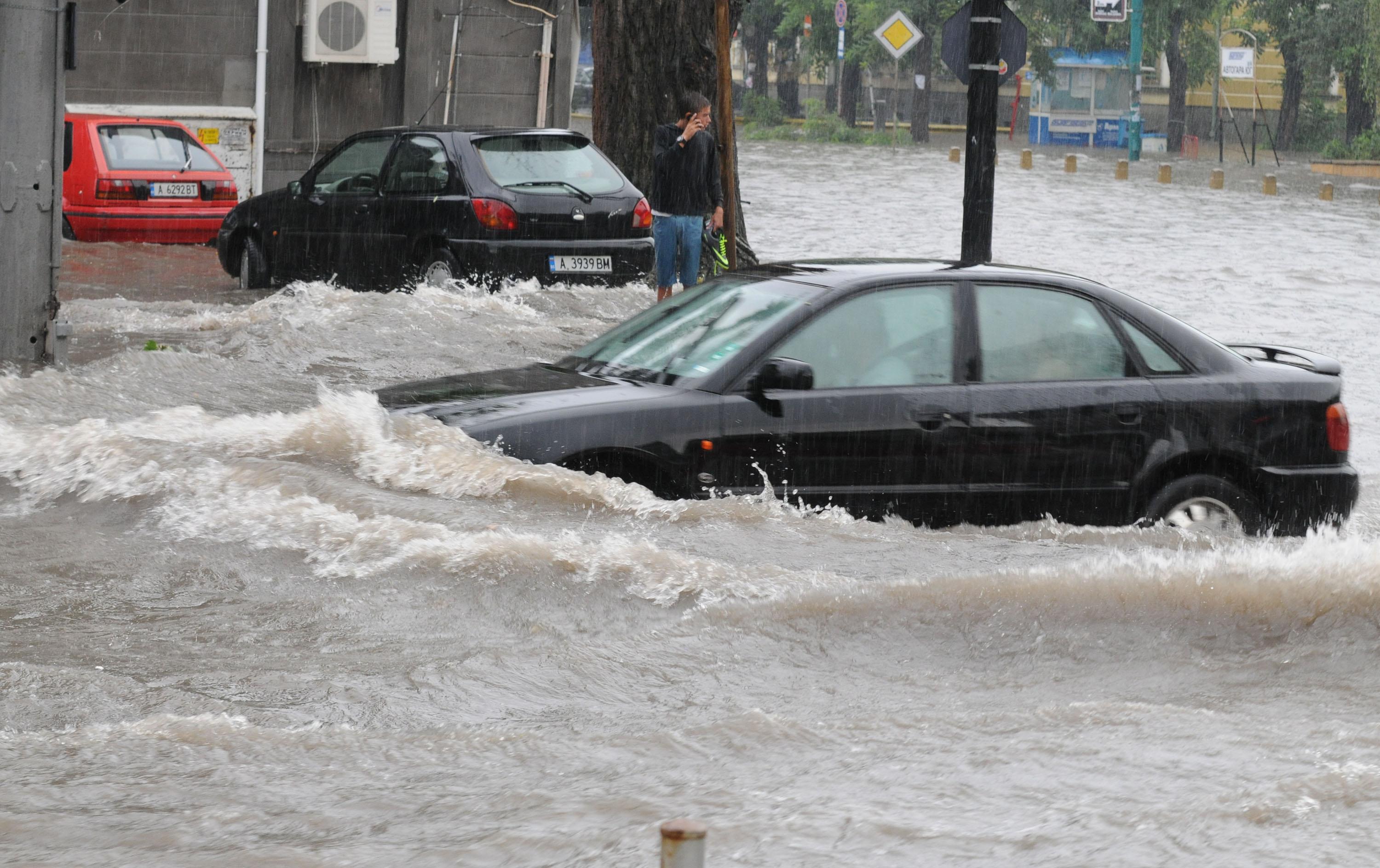 Метеоролози предупреждават за риск от наводнения в сряда