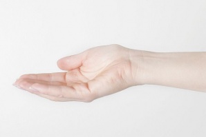Учени разработват човешка ръка с два допълнителни роботизирани пръста