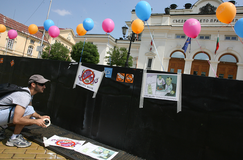 На загражденията около сградата на Народното събрание бяха окачени цветни балони
