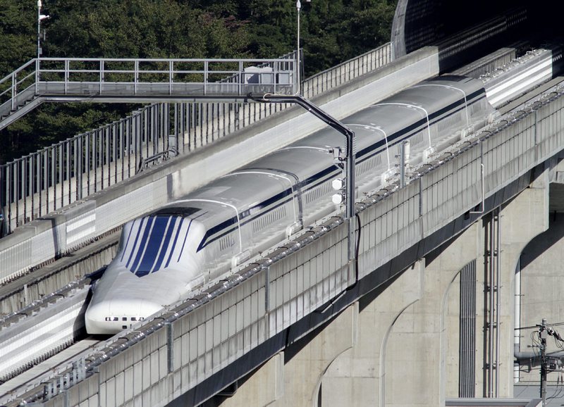 Японският влак L0 на магнитна възглавница по време на тестове