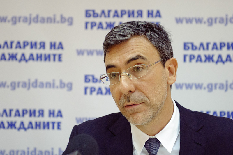 Даниел Вълчев остава в партията