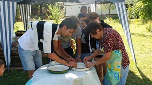 Внучета назаем помагат на възрастни хора в Габровско