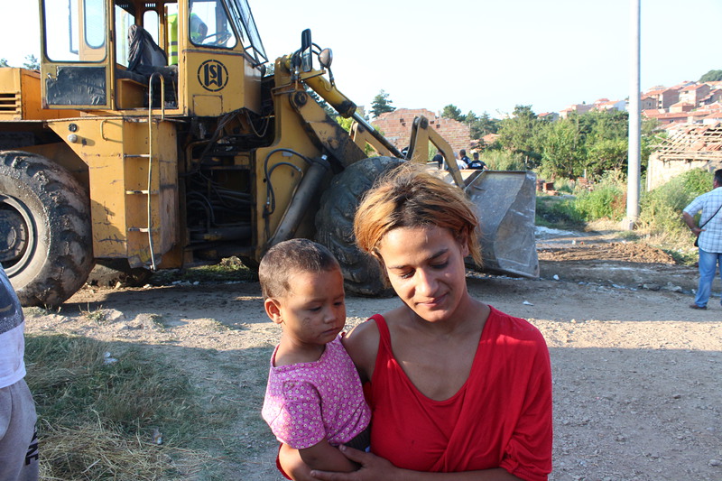 Акцията в ромския квартал продължава без напрежение