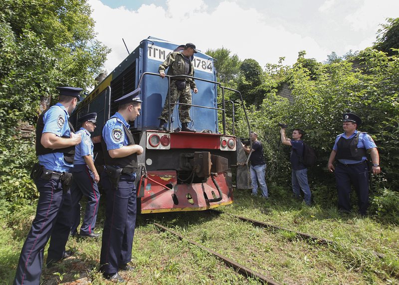 Влакът с телата от самолетната катастрофа пристигна в Харков
