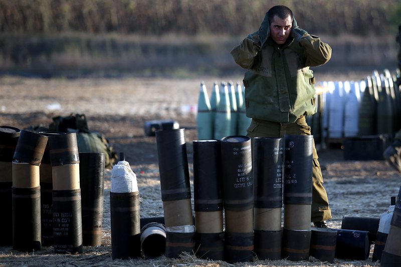 Израелски войник на границата между Израел и Ивицата Газа