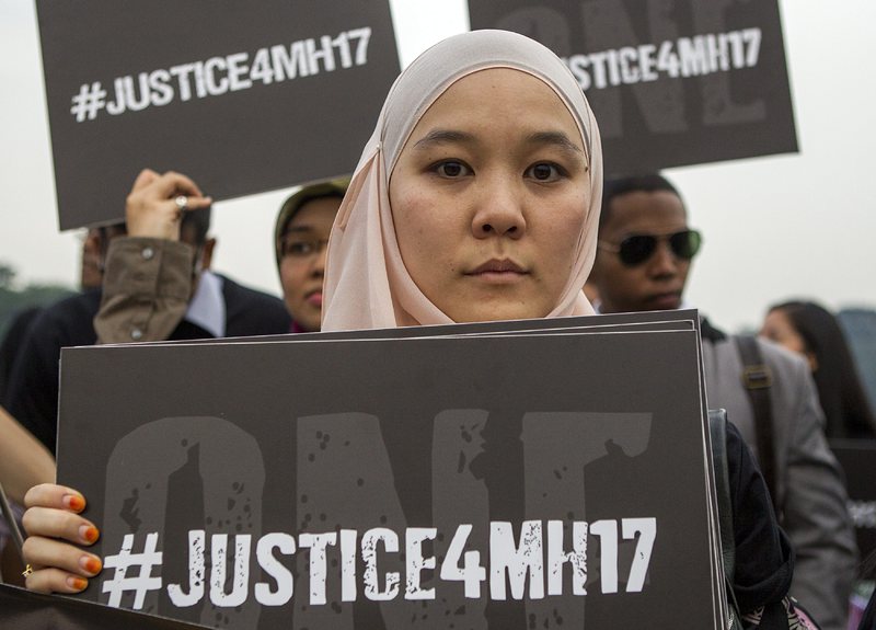 Млада малайзийка държи плакат, с който призовава за правосъдие за полет МН-17