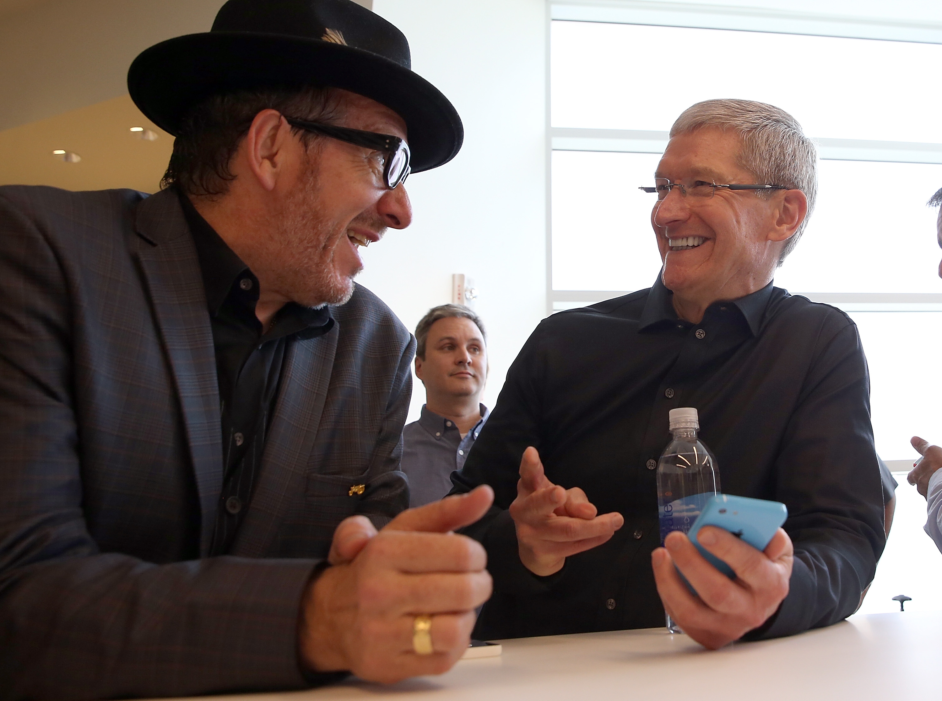 Apple отчита силни продажби на iPhone