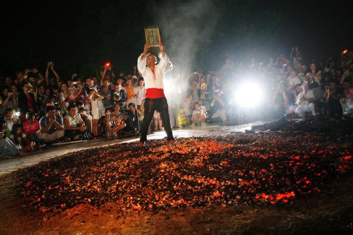 Огнен спектакъл с нестинари и акробати в Бургас