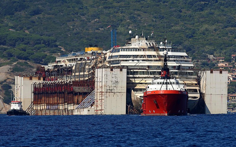 Пътническият кораб „Коста Конкордия” се отправи на последния си път