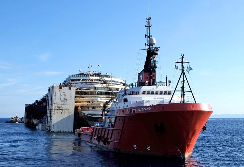 Останките от италианския круизен кораб Коста Конкордия потеглиха към пристанището на Генуа, където ще станат на скрап