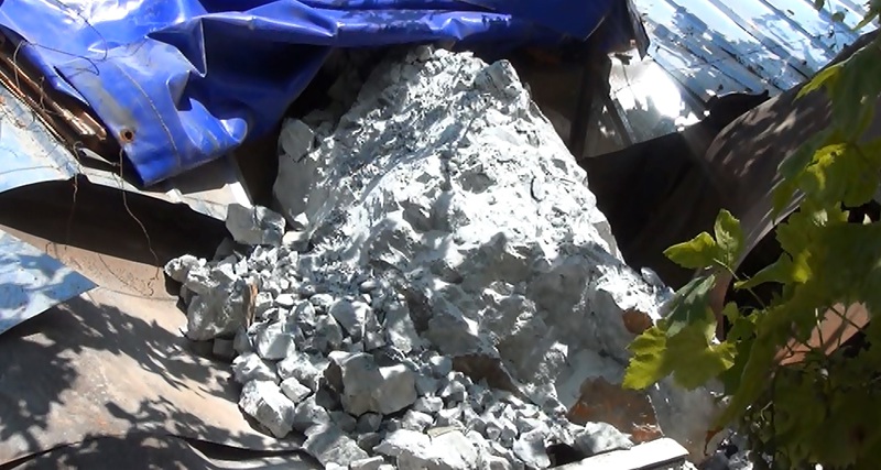 3-тонна скала падна върху къща в Кричим (видео)