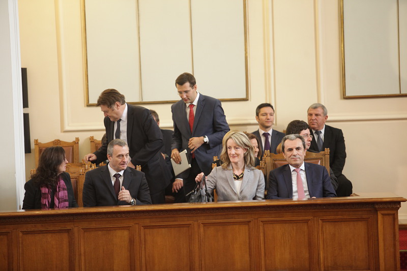 Премиерът и министрите са на разискванията за оставката на кабинета