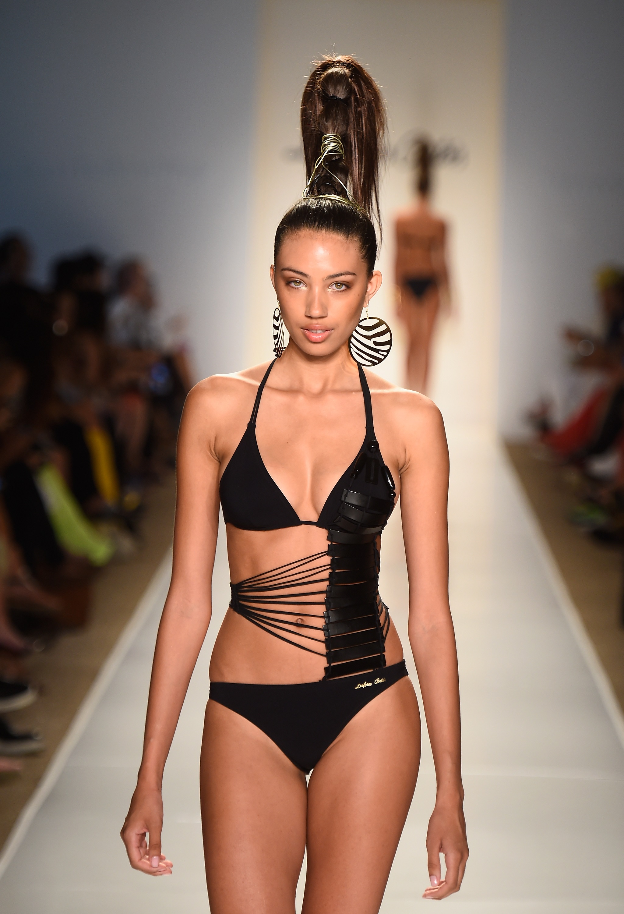 Бански костюм на Долорес Кортез за лято 2014 от Mercedes-Benz Fashion Week