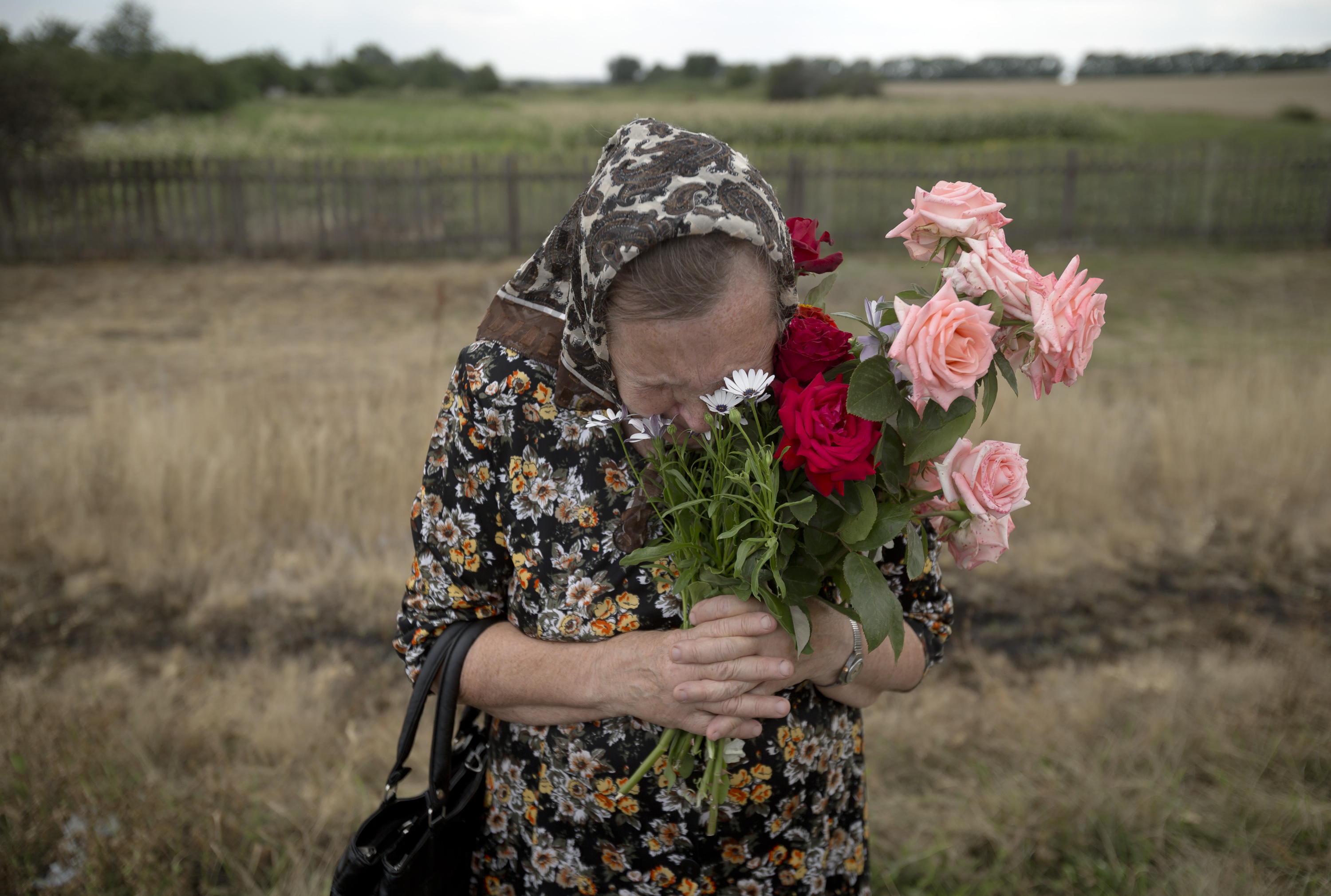 Възрастна украинка плаче на мястото на катастрофата на малайзийския самолет