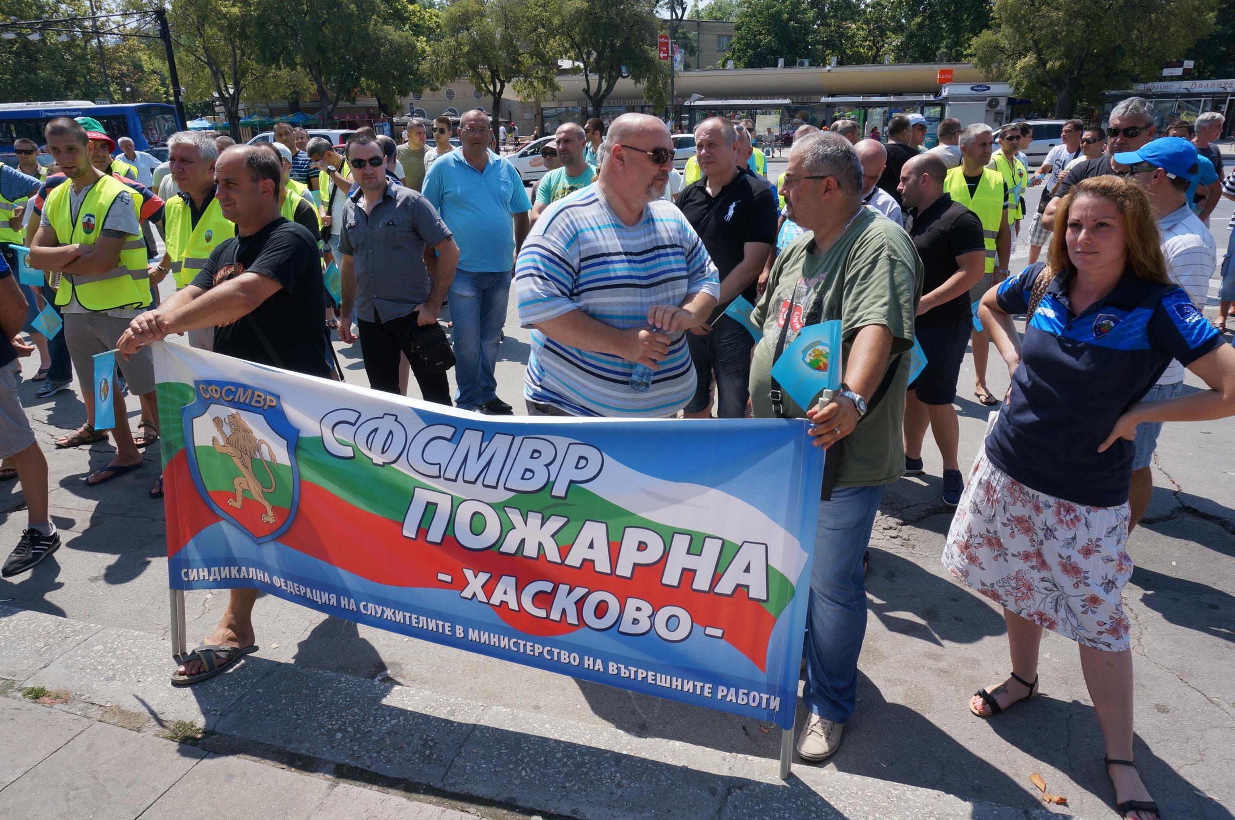 Служители на МВР протестираха във Варна