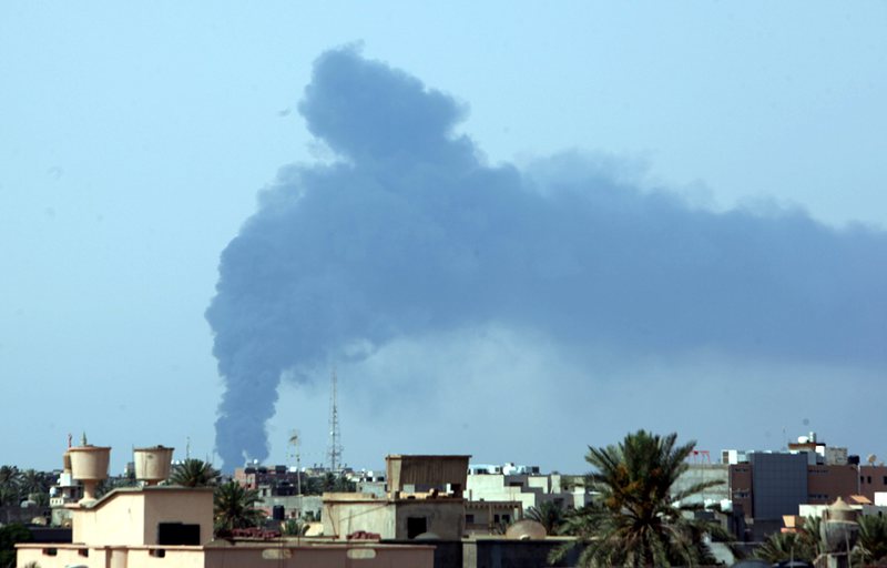 От две седмици край летището в Триполи се водят ожесточени боеве