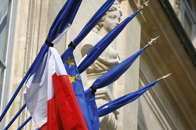 Франция свали знамената наполовина в тридневен траур