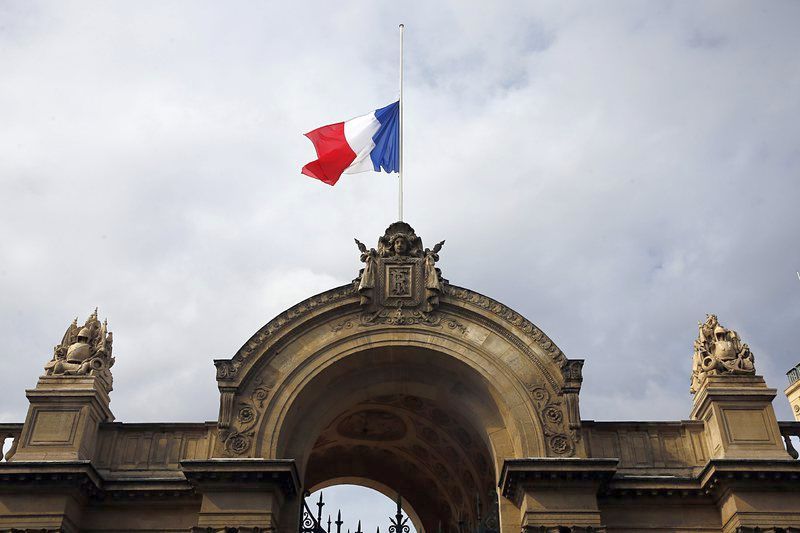 Франция спусна наполовина държавните знамена в знак на траур