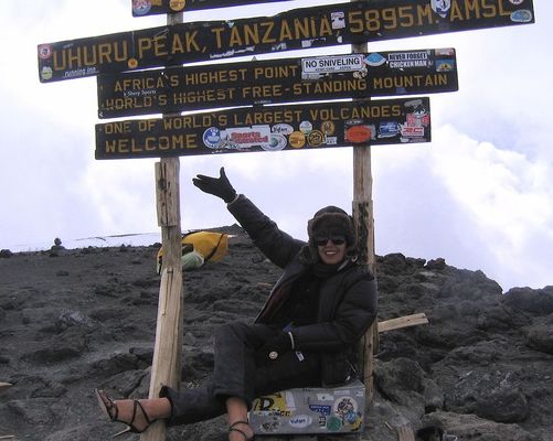 Писателка обу токчета на връх Килиманджаро