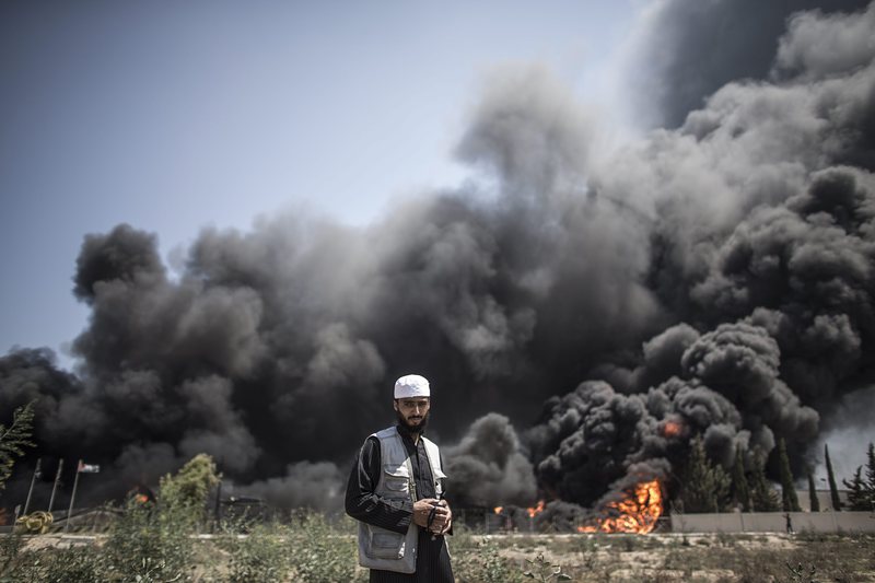 Тежки пожари избухнаха в района на централата, която се намира в центъра на ивицата Газа