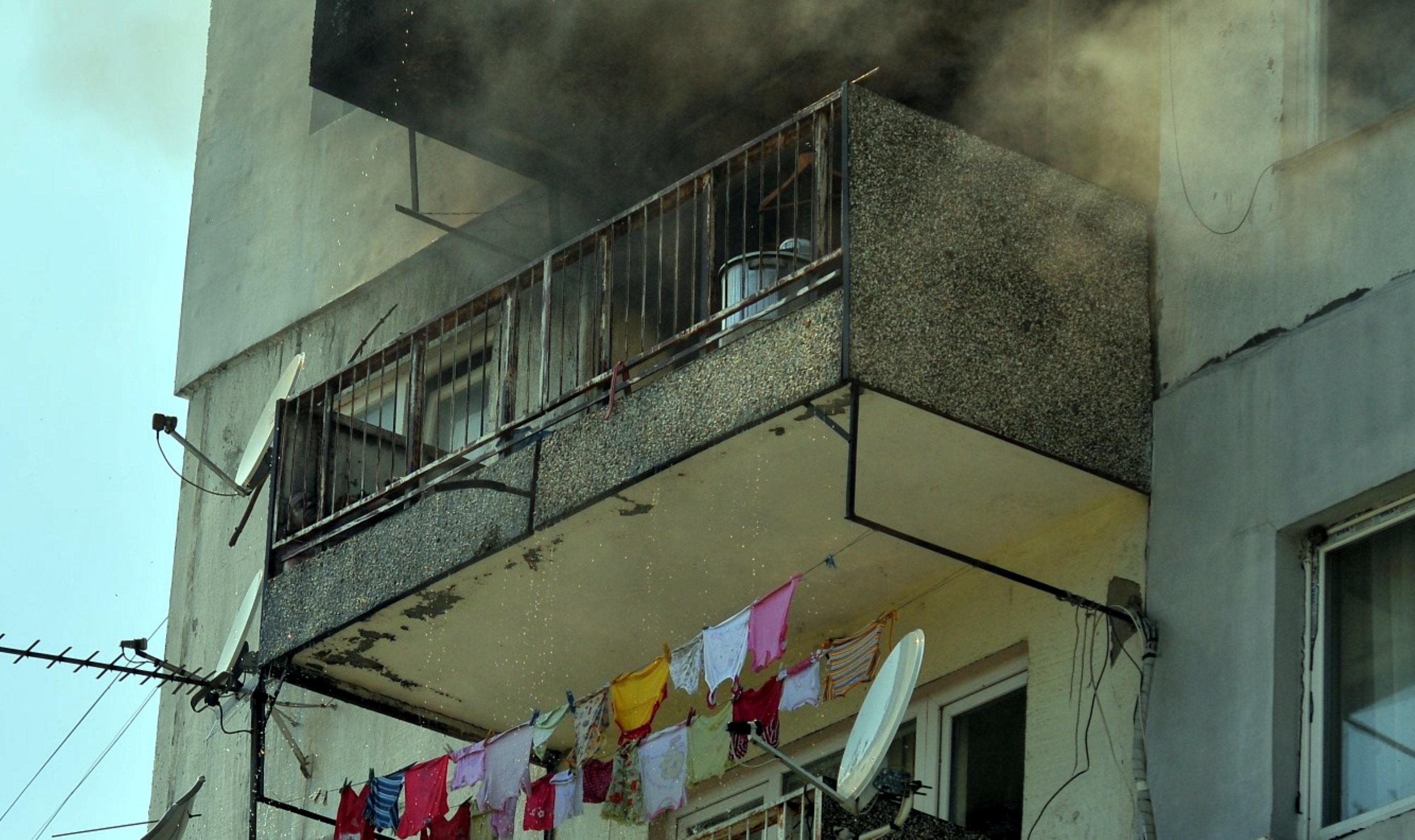 Огънят застигнал възрастния мъж на балкона