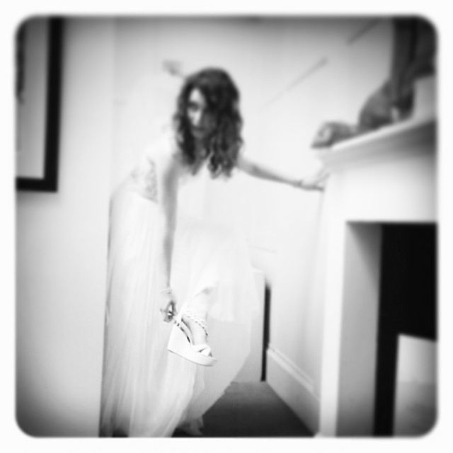 Берен Саат пробва булчинска рокля в ”Browns Bride”