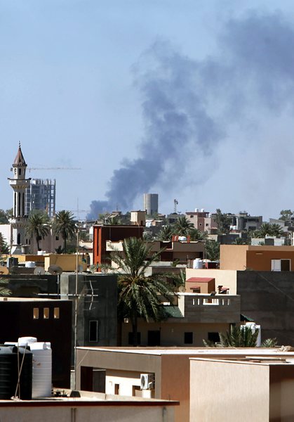 Камикадзета на ИД атакуваха хотел в Триполи, има жертви
