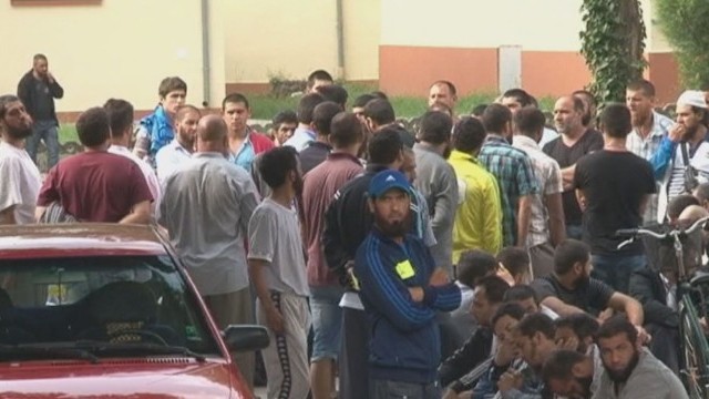 Стотици обсадиха болница заради удавило се момиче