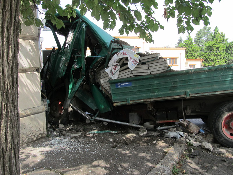 Инцидентът стана около 10.15 часа на улица ”Княжеска”, където се извършва ремонт на тротоара