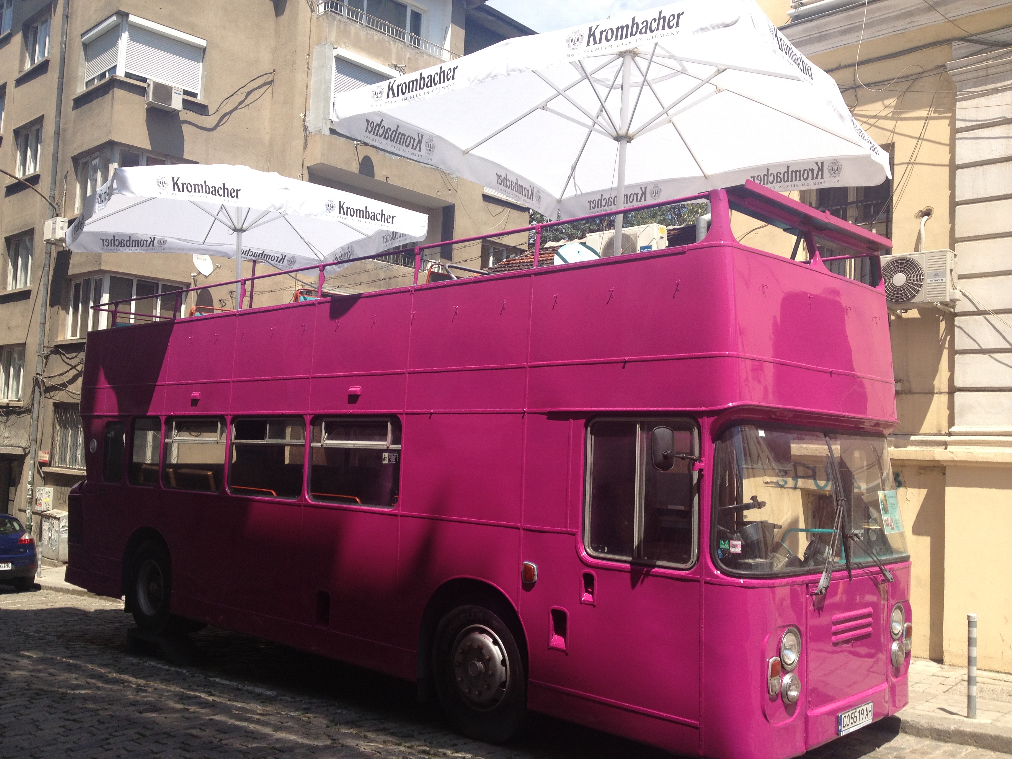 Розов двуетажен автобус е най-новият гид в артафиша на София