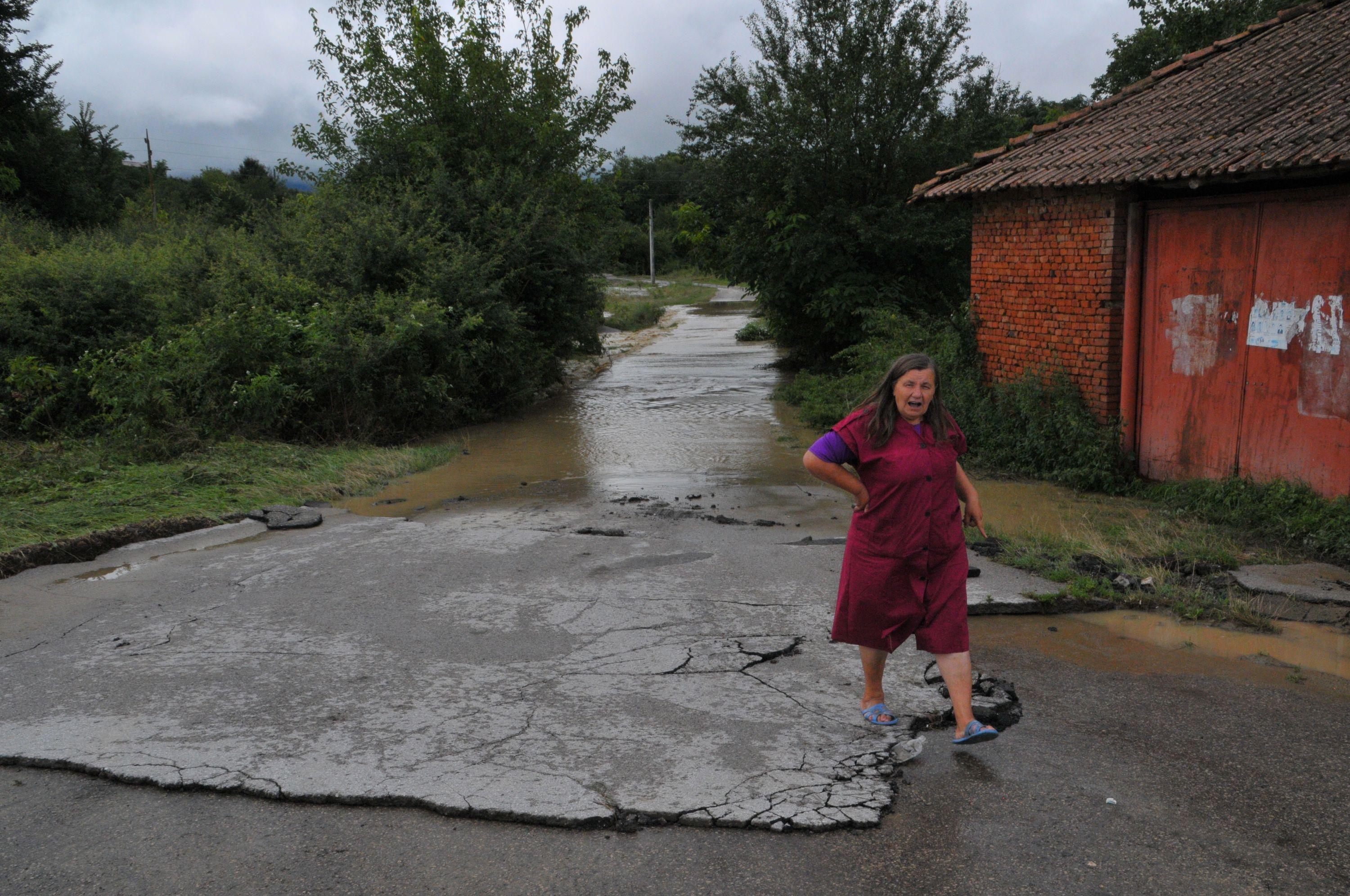 Пастир загина във врачанско село, десетки къщи са наводнени