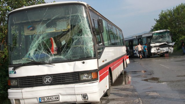15 пострадали при удар на 3 автобуса край Пловдив