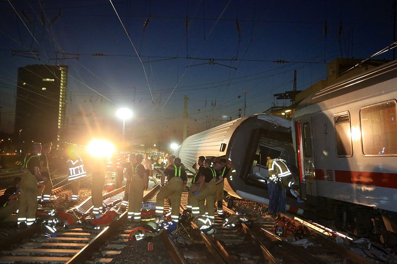 Два влака катастрофираха в Германия, има пострадали